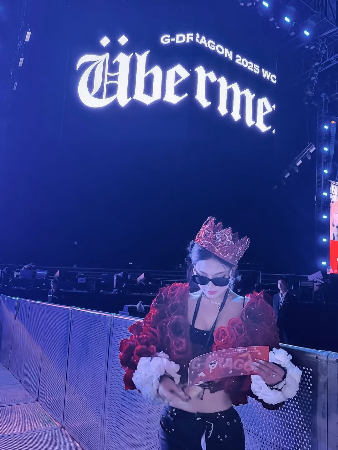 Điểm nhấn rực rỡ nhất là chiếc áo khoác được tạo nên từ vô số hoa hồng đỏ và hoa hồng trắng, hoàn toàn ăn nhập với concept lãng mạn nhưng đầy gai góc, nghệ thuật của G-Dragon và tour diễn ÜBERMENSCH. (Ảnh: IGNV)