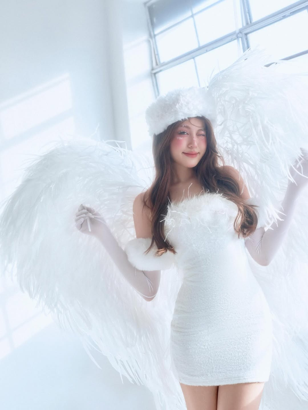 Phấn hồng được tán đậm từ gò má bắc cầu qua sống mũi, tạo hiệu ứng như gương mặt đang ửng lên vì cái lạnh của tuyết. (Ảnh: IGNV)