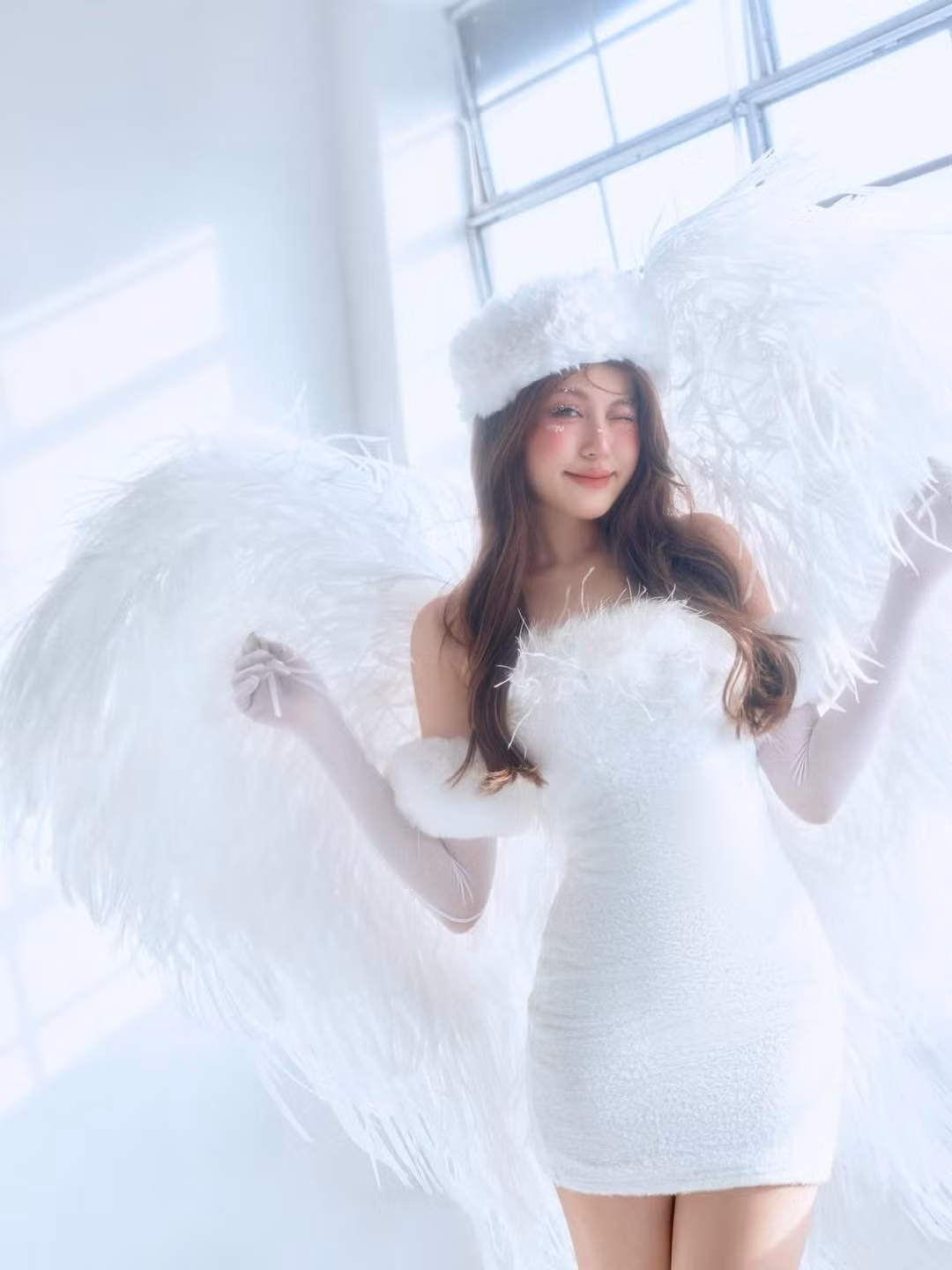 Phấn hồng được tán đậm từ gò má bắc cầu qua sống mũi, tạo hiệu ứng như gương mặt đang ửng lên vì cái lạnh của tuyết. (Ảnh: IGNV)