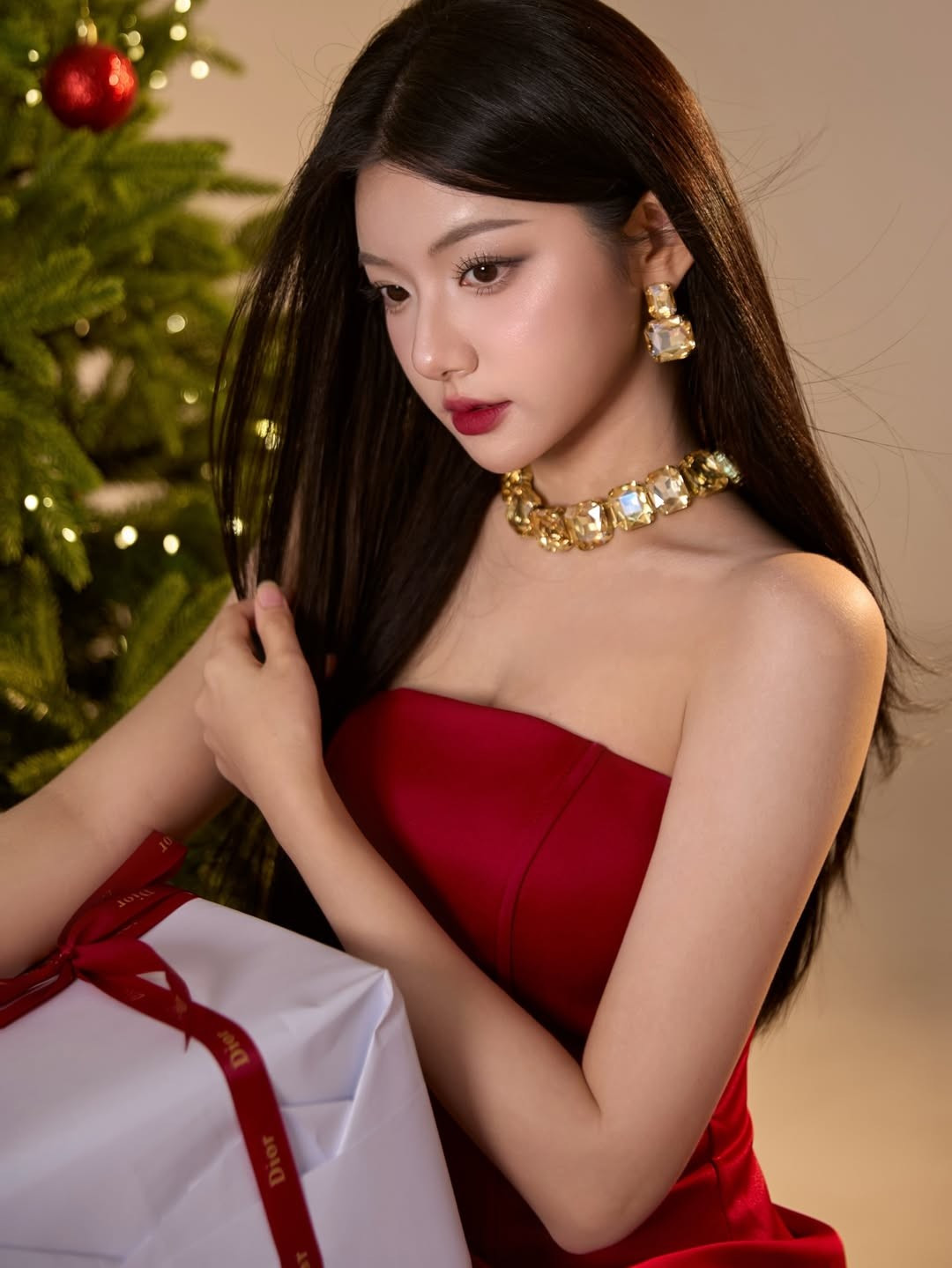 Trong nhiều khung hình chụp nghiêng, Quỳnh Trương khoe trọn sống mũi cao và đường xương quai hàm thanh tú, chứng minh nhan sắc "không góc chết". (Ảnh: IGNV)