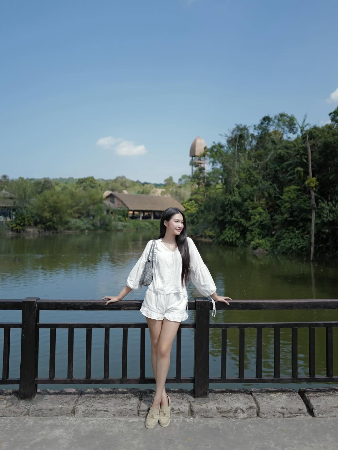 Gam màu trắng không chỉ giúp cô nàng trông trẻ trung, tươi mới mà còn tôn lên làn da trắng mịn màng. (Ảnh: IGNV)