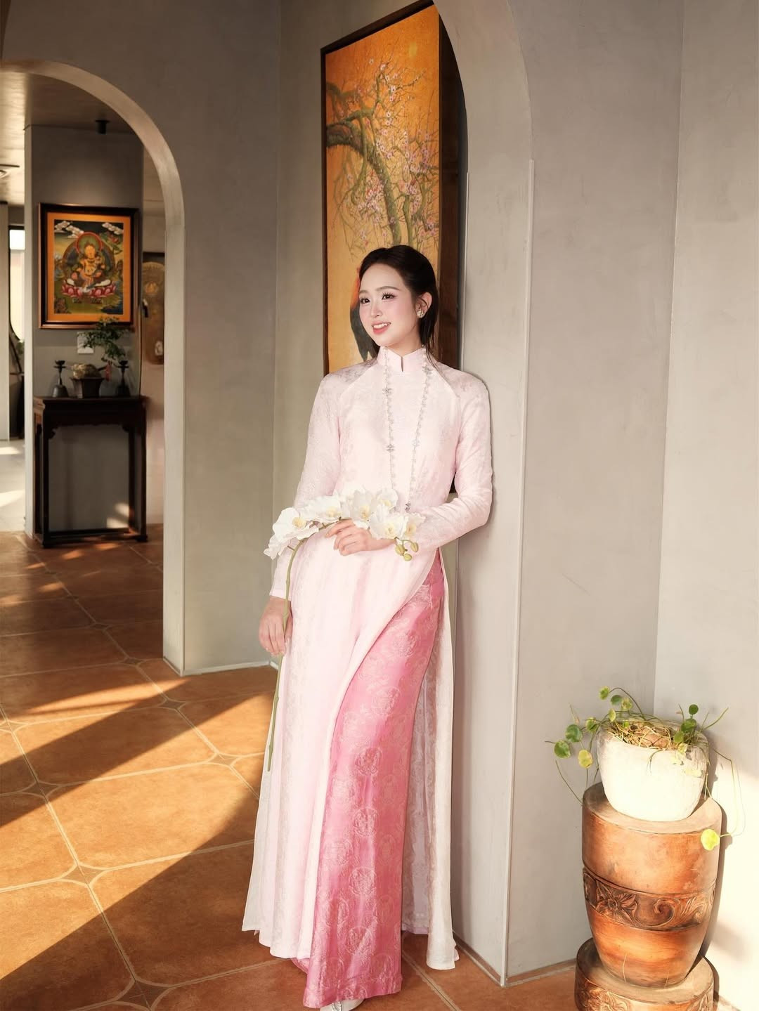 Sự kết hợp giữa tà áo hồng nhạt tinh khôi và quần lụa hồng đậm hơn tạo nên một tổng thể hài hòa, tôn lên làn da trắng sứ của "mỹ nhân Hà thành". (Ảnh: IGNV)