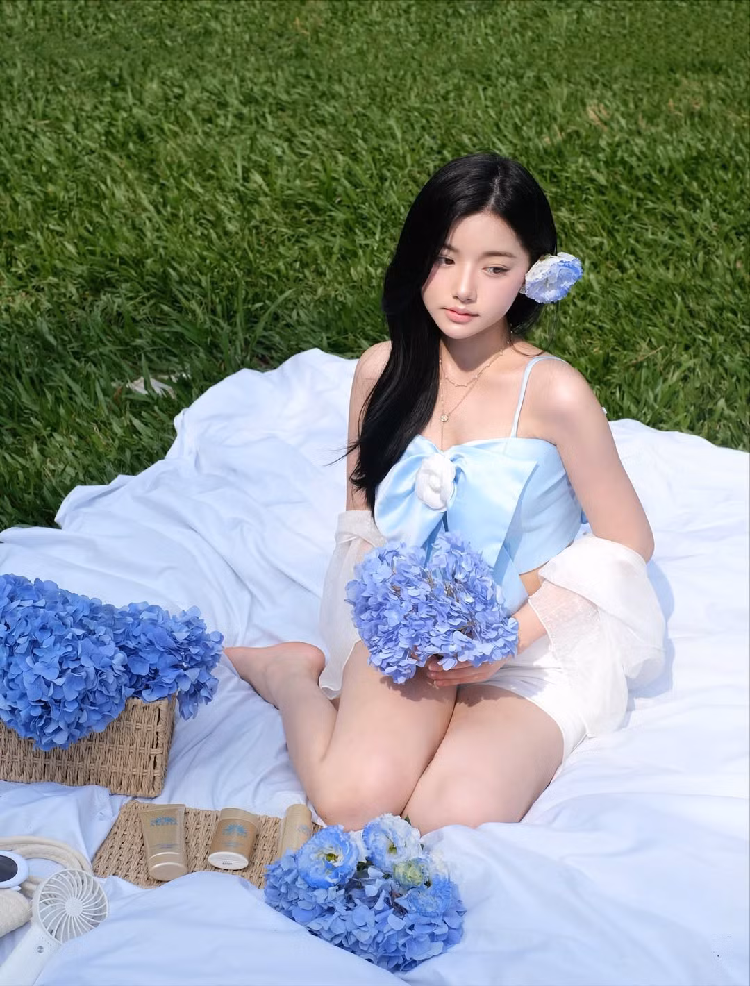 Quỳnh Trương, cô nàng TikToker sinh năm 2002 nổi tiếng với danh xưng "tiên nữ mukbang", mới đây đã khiến cộng đồng mạng xao xuyến với bộ ảnh picnic đầy trong trẻo và ngọt ngào. (Ảnh: IGNV)