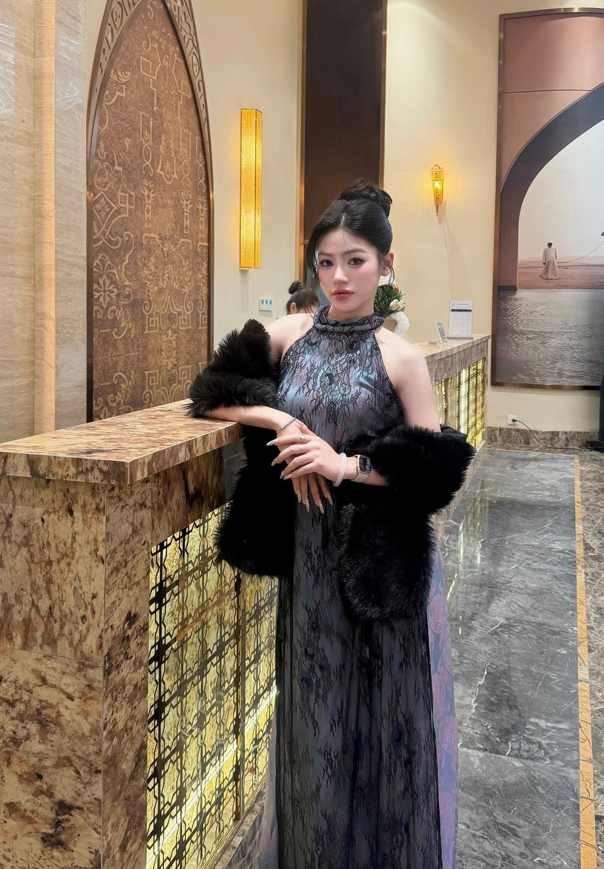 Nhìn lướt qua, không ít người đã phải "giật mình" vì tưởng cô nàng quên mặc quần hoặc diện đồ quá hở hang ở những nơi công cộng sang trọng. (Ảnh: FBNV)