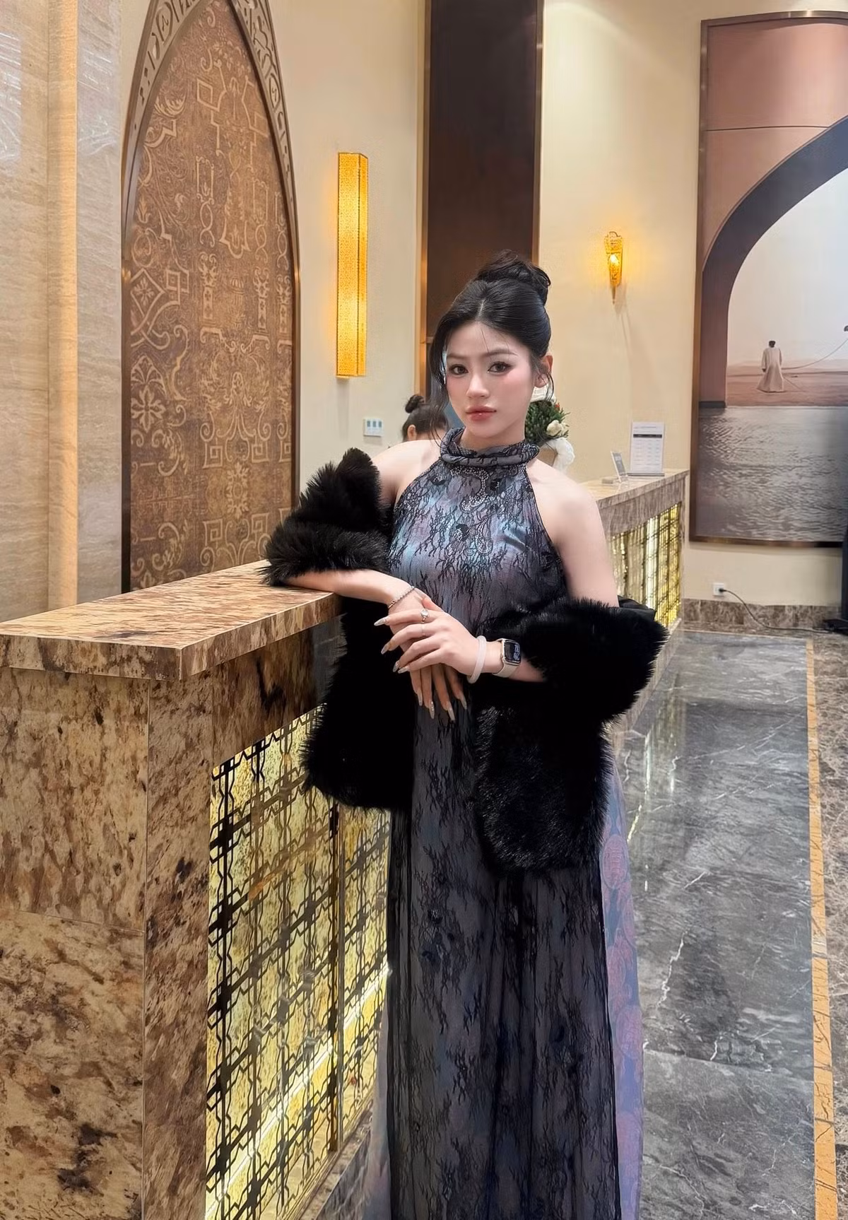 Nhìn lướt qua, không ít người đã phải "giật mình" vì tưởng cô nàng quên mặc quần hoặc diện đồ quá hở hang ở những nơi công cộng sang trọng. (Ảnh: FBNV)