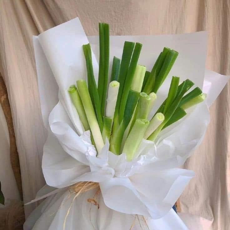 Những bó hoa kết hợp từ thực phẩm, đồ dùng hằng ngày đang trở thành trào lưu "gây sốt" bởi sự độc đáo, hài hước và tính ứng dụng cao. Hội anh em thậm chí còn rủ nhau tự tay làm những bó hoa từ thực phẩm để tặng vợ hay bạn gái.