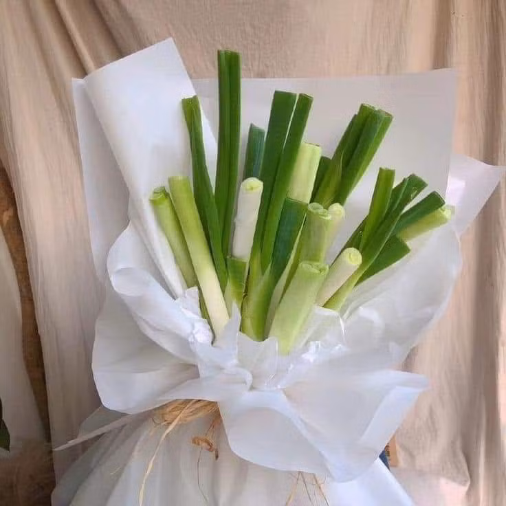 Những bó hoa kết hợp từ thực phẩm, đồ dùng hằng ngày đang trở thành trào lưu "gây sốt" bởi sự độc đáo, hài hước và tính ứng dụng cao. Hội anh em thậm chí còn rủ nhau tự tay làm những bó hoa từ thực phẩm để tặng vợ hay bạn gái.