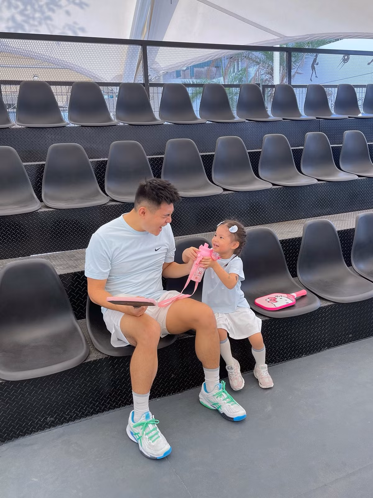 Bộ ảnh nhanh chóng thu hút sự chú ý và nhận được hàng nghìn lượt tương tác. Nhiều người còn bình luận rằng Pam chính là "vận động viên pickleball" nhí hot nhất hiện tại. (Ảnh: FB Hoàng Kim Ngân)