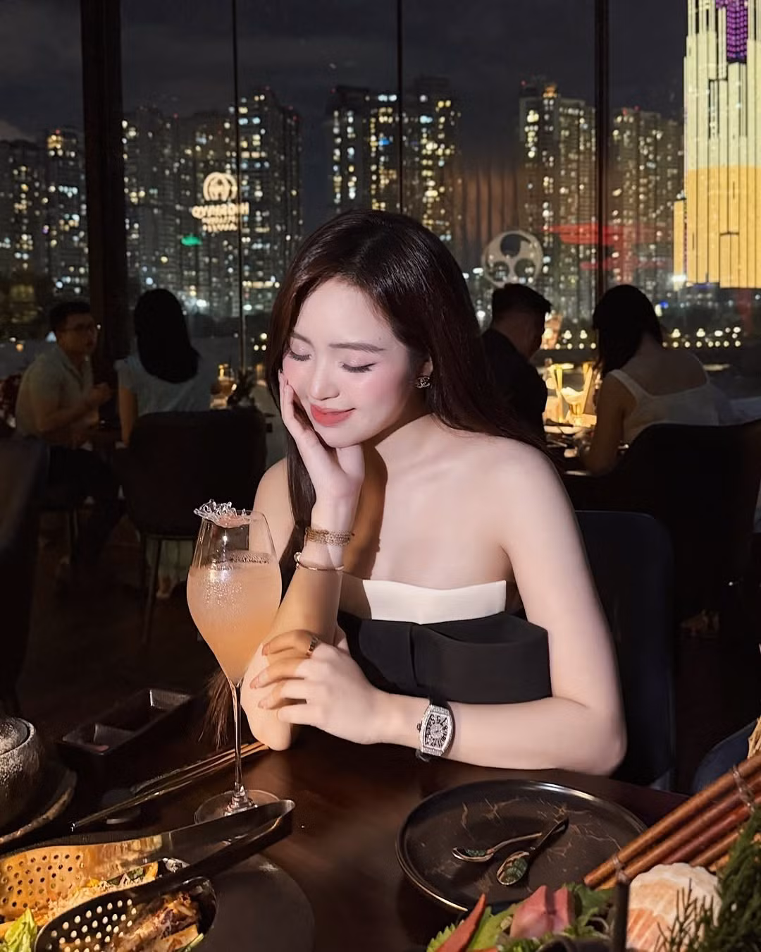 Bối cảnh nhà hàng lung linh ánh đèn, cùng cách tạo dáng tự nhiên nhưng vẫn giữ nét duyên dáng, khiến mỗi khung hình của Lê Phương Anh như bước ra từ một thước phim lãng mạn.