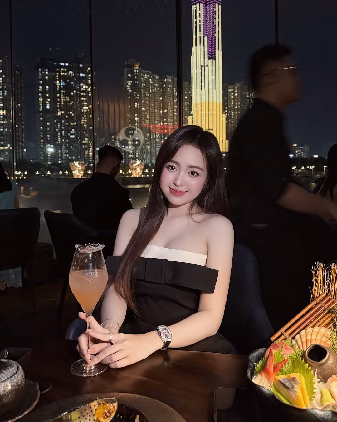 Phối cùng trang phục là loạt phụ kiện đắt giá như đồng hồ mặt vuông sang trọng, khuyên tai Chanel, vòng tay tinh xảo và giày cao gót dây mảnh thời thượng. Tất cả tạo nên tổng thể hài hòa, vừa sang trọng vừa hiện đại, đúng chuẩn một quý cô thành thị quyến rũ.