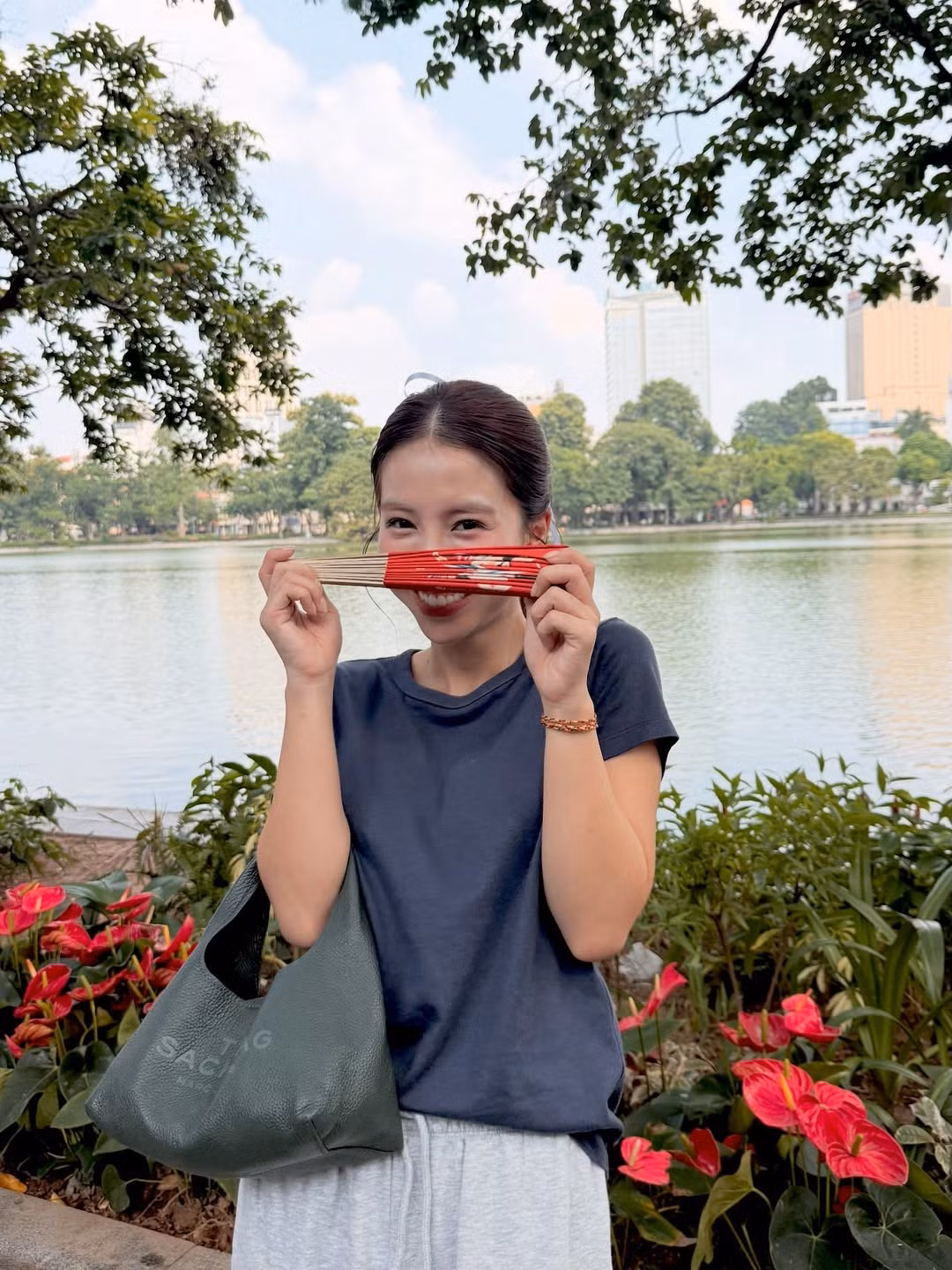 Mái tóc dài được buộc gọn gàng bằng một chiếc nơ ruy băng trắng, tạo điểm nhấn nhẹ nhàng, nữ tính. Cô nàng còn khéo léo sử dụng các phụ kiện như chiếc quạt giấy và quyển sách để tạo nên nhiều concept khác nhau. (Ảnh: FBNV)