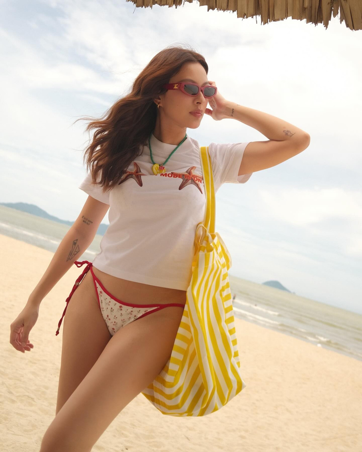 Phong cách này cũng được cô nàng ưa thích trong những chuyến du lịch biển khác. Dù diện trang phục đơn giản, Tú Hảo vẫn biết cách tỏa sáng và khẳng định đẳng cấp của một quán quân The Face.(Ảnh: IGNV)