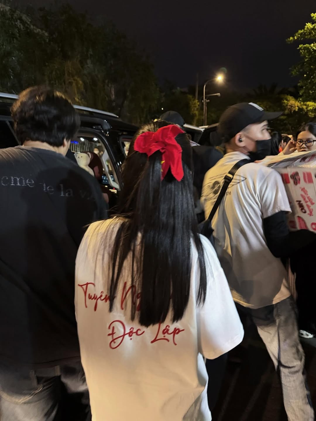 Các tổ chức từ thiện, hội nhóm tình nguyện, và các doanh nghiệp cũng nhanh chóng thiết lập các điểm tiếp nhận, tổ chức các chuyến xe tải lớn chở thực phẩm, thuốc men, áo quần, và vật dụng y tế đến các tỉnh chịu ảnh hưởng nặng nề. (Ảnh: IGNV)