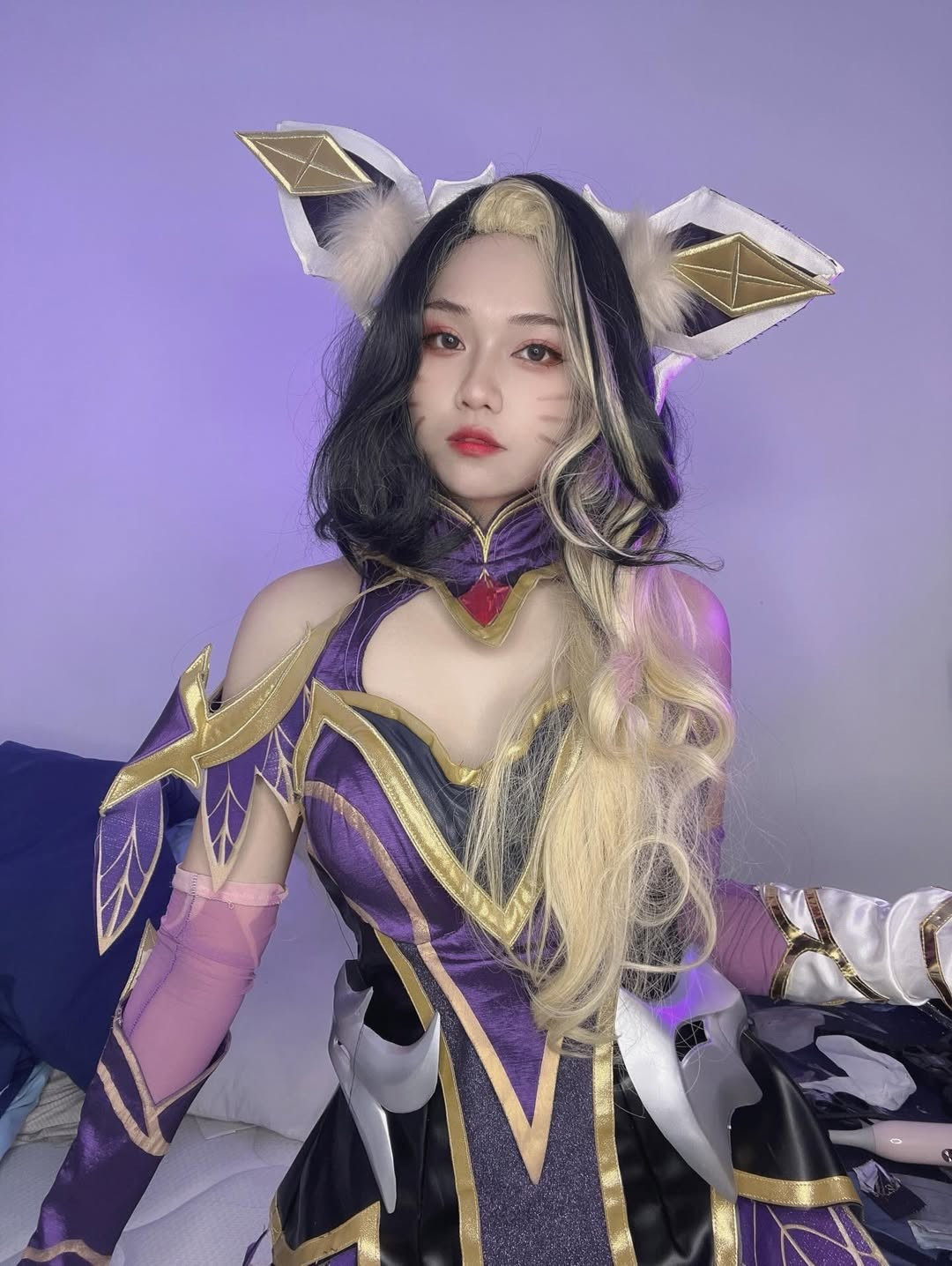 Dù là ánh mắt sắc sảo, bờ môi đỏ quyến rũ, hay những biểu cảm đáng yêu, giận dỗi, Chika đều thể hiện được sự đa dạng trong tính cách của Hồ Ly Ahri. Đặc biệt là những đường vẽ vằn nhẹ nhàng trên má giúp tăng thêm nét "Hồ Ly" tinh nghịch. (Ảnh: IGNV)