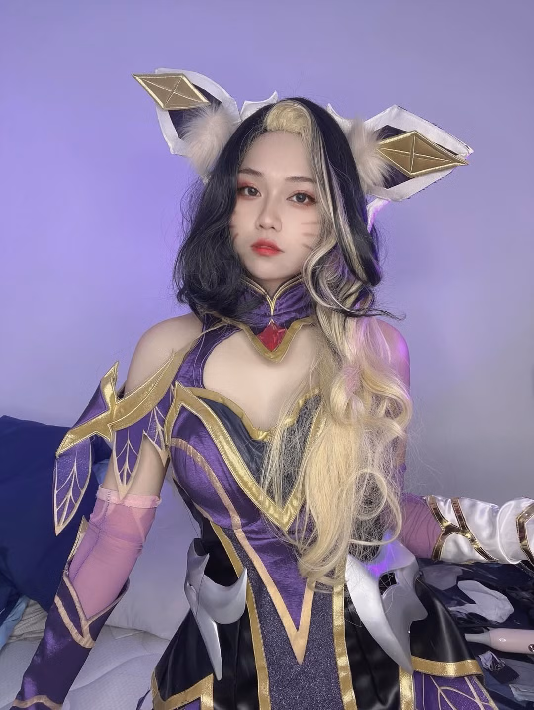 Dù là ánh mắt sắc sảo, bờ môi đỏ quyến rũ, hay những biểu cảm đáng yêu, giận dỗi, Chika đều thể hiện được sự đa dạng trong tính cách của Hồ Ly Ahri. Đặc biệt là những đường vẽ vằn nhẹ nhàng trên má giúp tăng thêm nét "Hồ Ly" tinh nghịch. (Ảnh: IGNV)