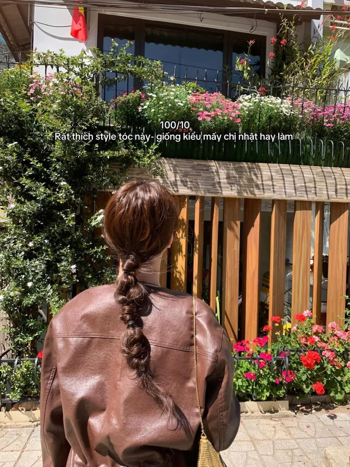 Người ta thường bảo: "Hạnh phúc không nằm ở những điều lớn lao, mà nằm ở những hành động quan tâm nho nhỏ mỗi ngày". Mới đây, một bộ ảnh ghi lại những kiểu tóc do chính tay anh chồng thực hiện cho vợ đã khiến hội chị em "đứng ngồi không yên" vì quá khéo tay và tình cảm.