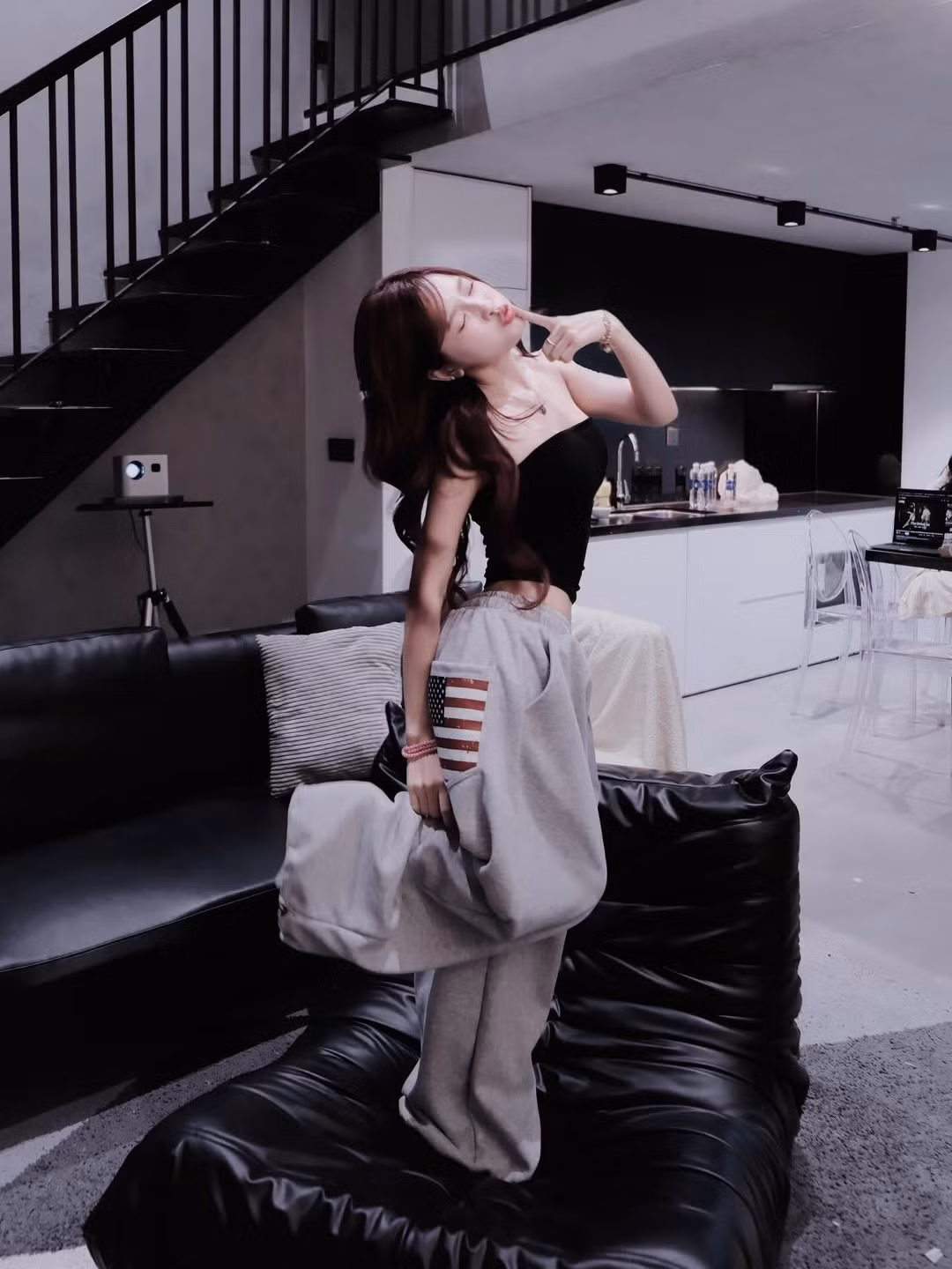 Trong loạt ảnh vừa được đăng tải, Ngọc Kem tiếp tục nhận về "cơn mưa" lời khen nhờ thần thái rạng rỡ và phong cách đầy cá tính. (Ảnh: IGNV)