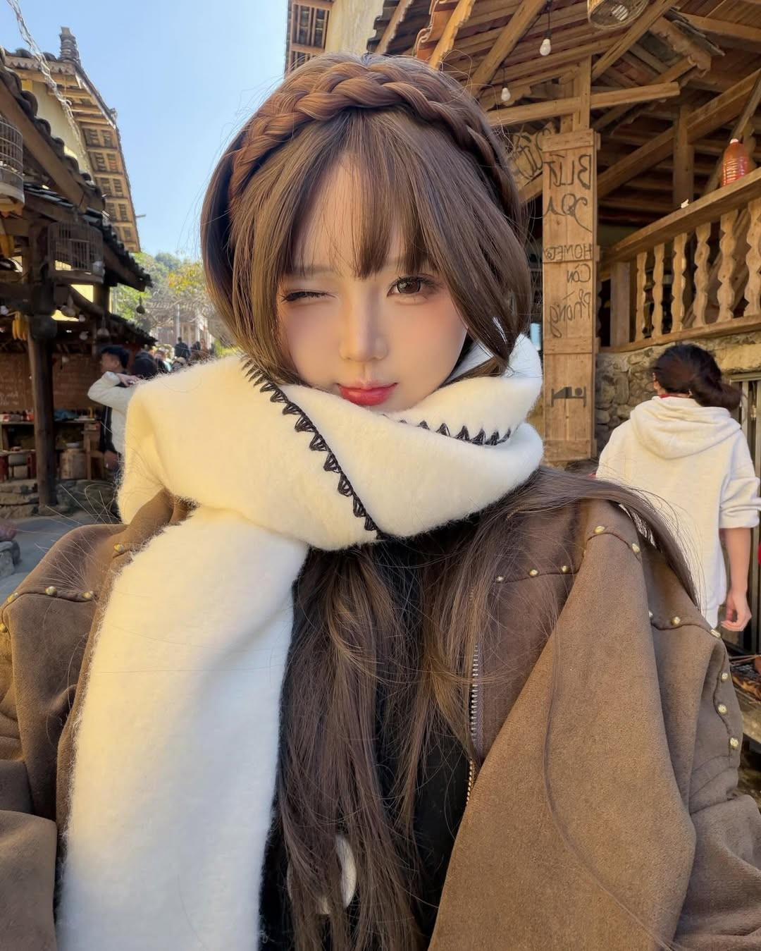 Giữa khung cảnh mộc mạc, cổ kính của bản làng, cô nàng hot girl Hạnh Nguyễn xuất hiện với vẻ ngoài ngọt ngào, khiến cư dân mạng "thả tim" không ngớt (Ảnh: IGNV)