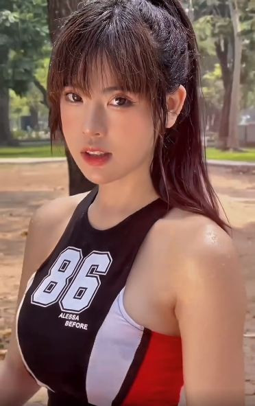 Đoạn clip nhanh chóng lan truyền nhờ vẻ ngoài nổi bật của Tố Uyên. Cô xuất hiện trong trang phục thể thao bó sát, tông màu đen-trắng-đỏ năng động, khoe trọn vóc dáng chuẩn. (Ảnh: FBNV)