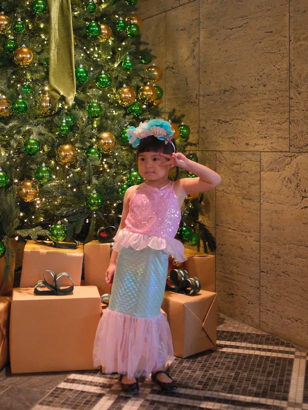 Đặc biệt, chiếc bờm hoa và vỏ sò cài tóc màu xanh dương đã hoàn thiện vẻ ngoài như bước ra từ truyện cổ tích cho nàng tiên cá tí hon này. (Ảnh: @pamyeuoi)