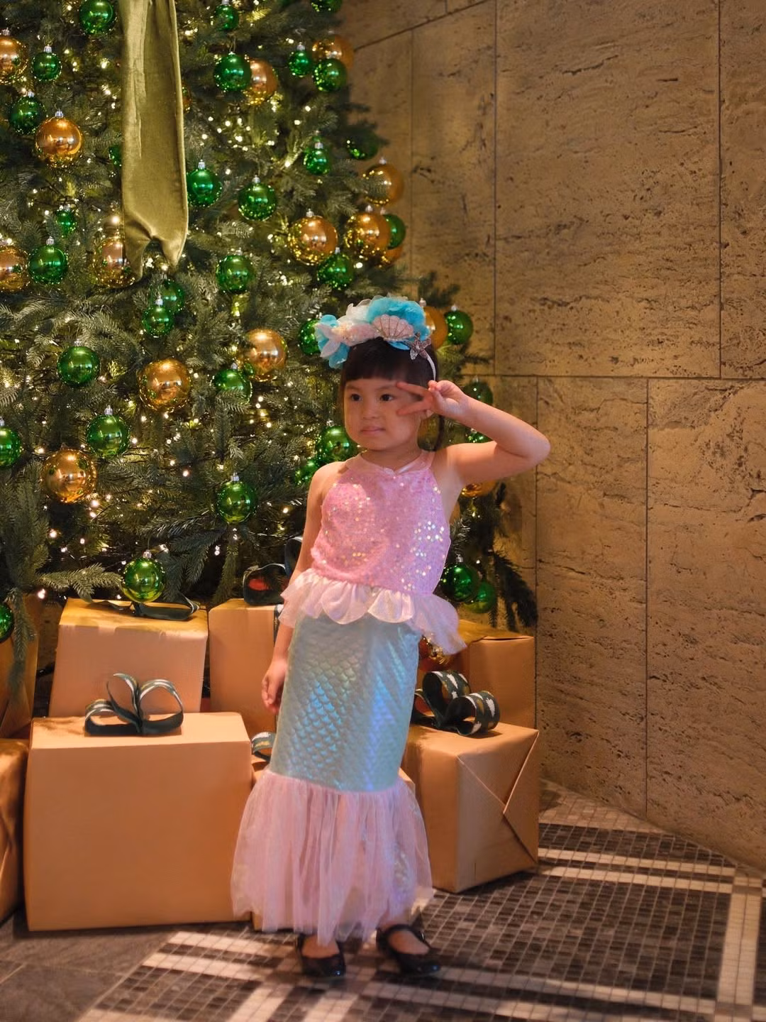 Đặc biệt, chiếc bờm hoa và vỏ sò cài tóc màu xanh dương đã hoàn thiện vẻ ngoài như bước ra từ truyện cổ tích cho nàng tiên cá tí hon này. (Ảnh: @pamyeuoi)