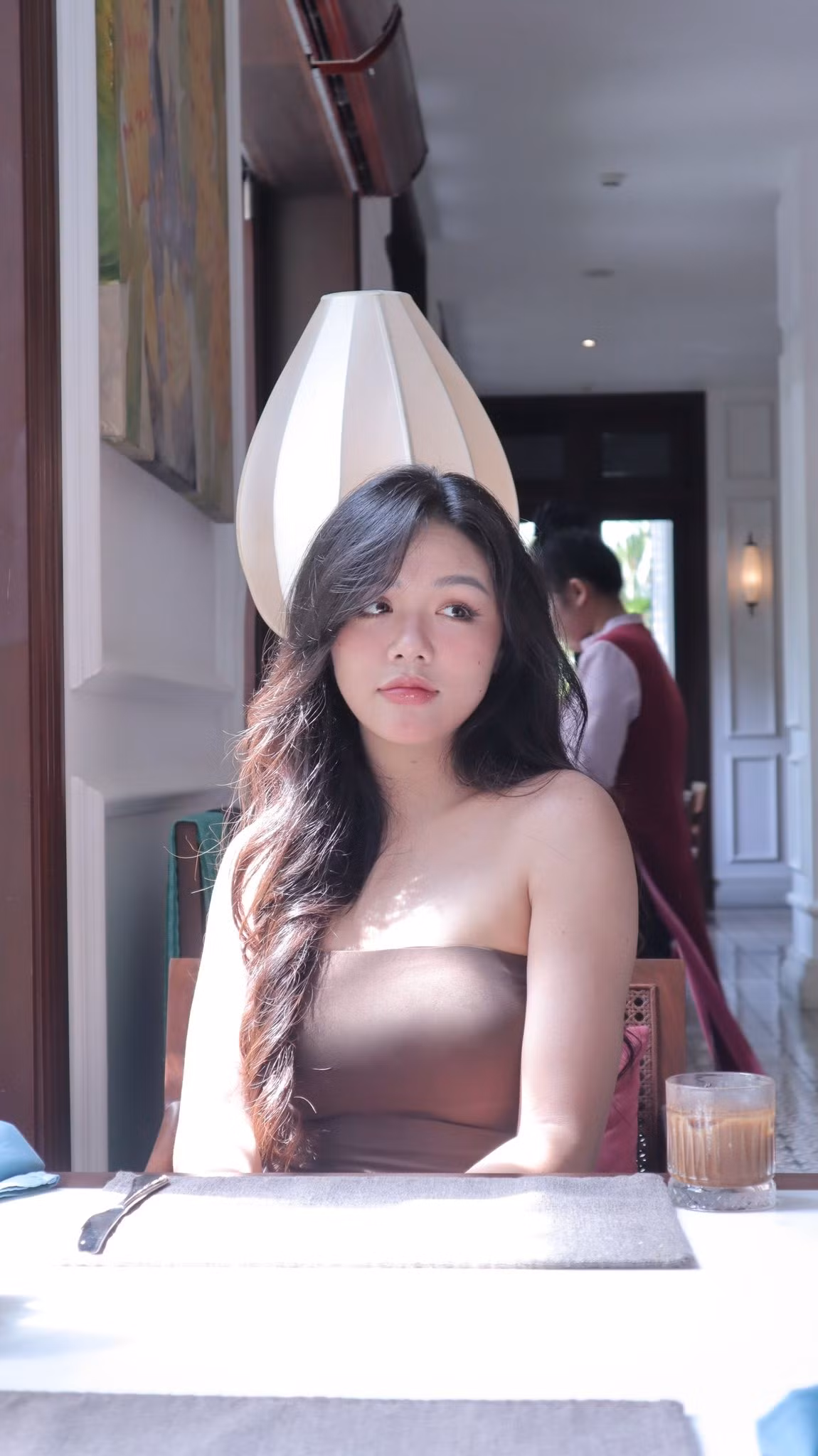 Trên mạng, nhiều người thích thú trước sự đối lập trong hình ảnh của cô, nghiêm nghị khi làm nhiệm vụ nhưng ngoài đời lại trẻ trung, duyên dáng và dễ gần. (Ảnh: FB Ngô Lâm Phương)