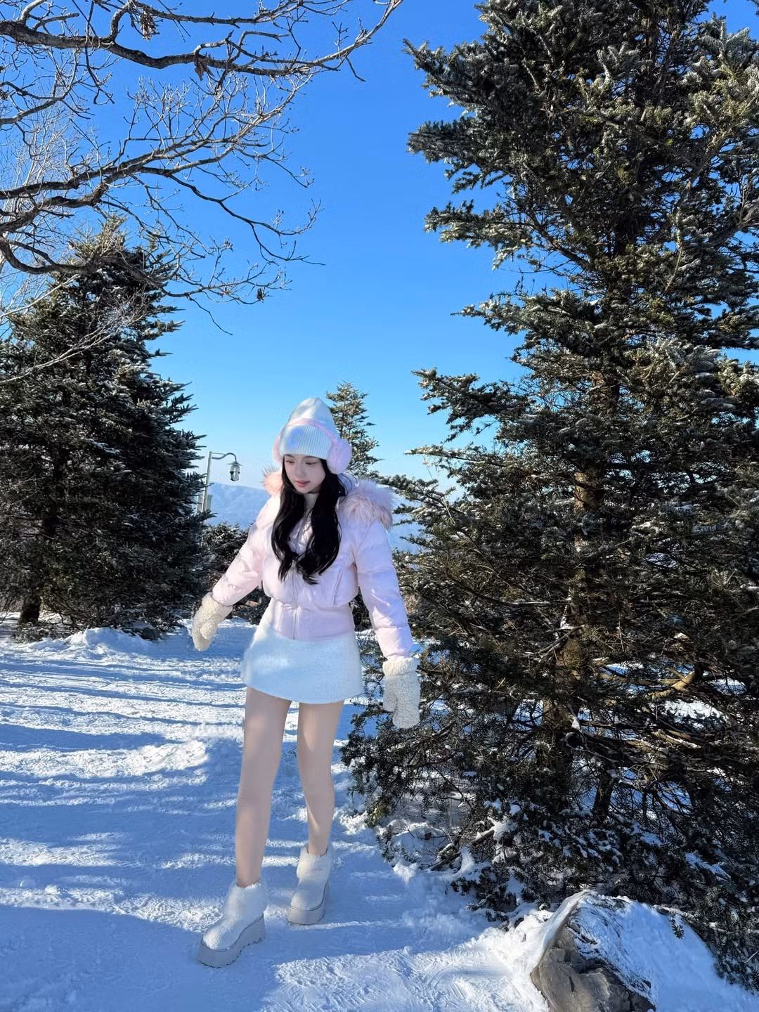 Bộ ảnh tại Cung điện Gyeongbok lần này không chỉ là một kỷ niệm trong chuyến du lịch Hàn Quốc của cô, mà còn khẳng định phong cách thời trang đa dạng, luôn biết cách làm mới mình trước công chúng. (Ảnh: IGNV)