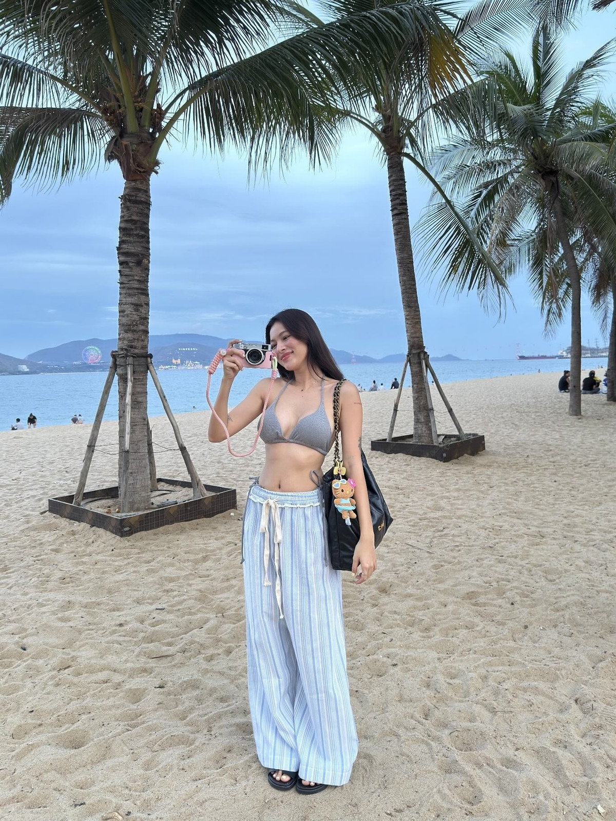 Dù là những set đồ cá tính, thanh lịch hay gợi cảm, cô nàng đều dễ dàng chinh phục và tạo nên dấu ấn riêng biệt. (Ảnh: IGNV)