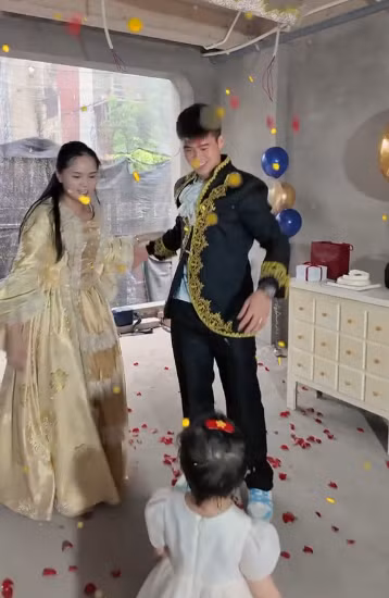 Bữa tiệc sinh nhật vừa mang màu sắc cổ điển sang trọng, vừa ấm áp tình thân, khiến fan không khỏi trầm trồ trước độ "chịu chơi" và sáng tạo của Quỳnh Anh trong việc chuẩn bị. (Ảnh: Tiktok Đỗ Duy Mạnh)