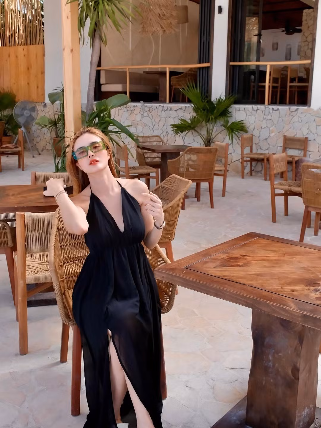 Thiết kế cổ yếm sâu và đường xẻ tà cao táo bạo, được làm từ chất liệu vải voan mỏng manh, tạo nên sự kết hợp hài hòa giữa nét gợi cảm và thanh lịch. (Ảnh: IGNV)