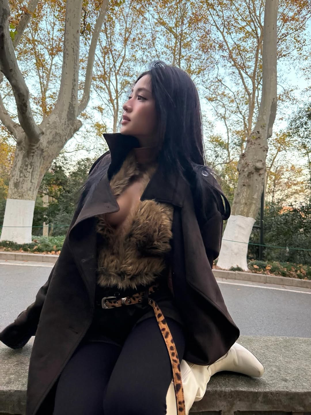 Trong bộ ảnh được chia sẻ, Trần Đoàn Bảo Ngọc đã thể hiện khả năng mix &amp; match tinh tế với phong cách vừa cá tính, vừa gợi cảm. (Ảnh: IGNV)