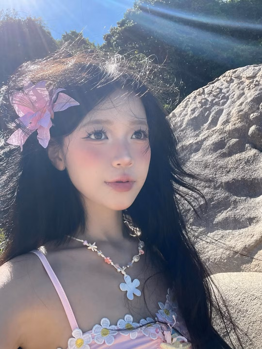 Trong loạt ảnh, cô nàng diện bộ bikini màu hồng phấn với chi tiết hoa nổi và viền ren không chỉ tôn dáng mà còn mang lại cảm giác mềm mại, trong trẻo. Những chi tiết hoa cúc nhỏ nhắn trên viền áo khiến người ta liên tưởng đến những thiếu nữ vùng duyên hải – dịu dàng, e ấp nhưng vẫn tràn đầy sức sống.