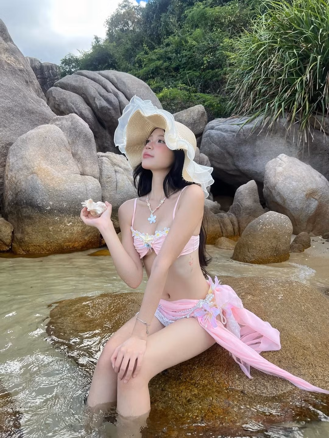 Nhờ sở hữu nhan sắc cùng vóc dáng nổi bật, Thùy Linh hiện là mẫu ảnh được nhiều hãng thời trang cũng như các nhiếp ảnh gia săn đón.