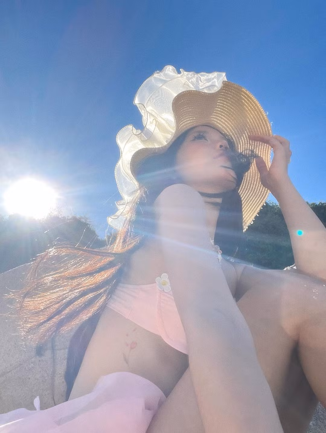 Ngay lập tức, danh tính của cô nàng cũng được nhiều người tìm ra. Đó là Thùy Linh, hay được biết đến với biệt danh Linh ơi - một nàng mẫu, hot girl khá có tiếng trên mạng xã hội.