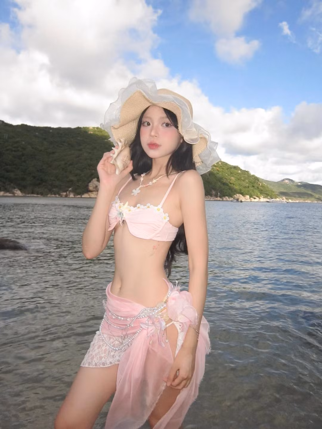 Sự kết hợp này không chỉ tôn lên vòng eo thanh mảnh mà còn gợi cảm giác mộng mơ như nàng tiên cá vừa bước lên bờ.