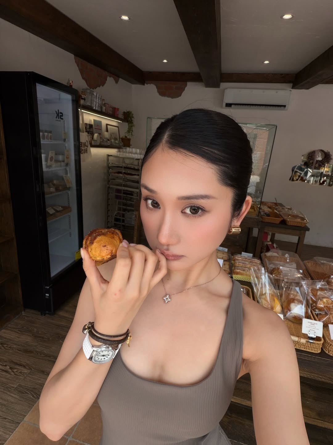 Nhiều ý kiến cho rằng Mina Young đã can thiệp các biện pháp nhuộm da để theo đuổi phong cách Âu Mỹ quyến rũ và cá tính hơn. (Ảnh: IGNV)