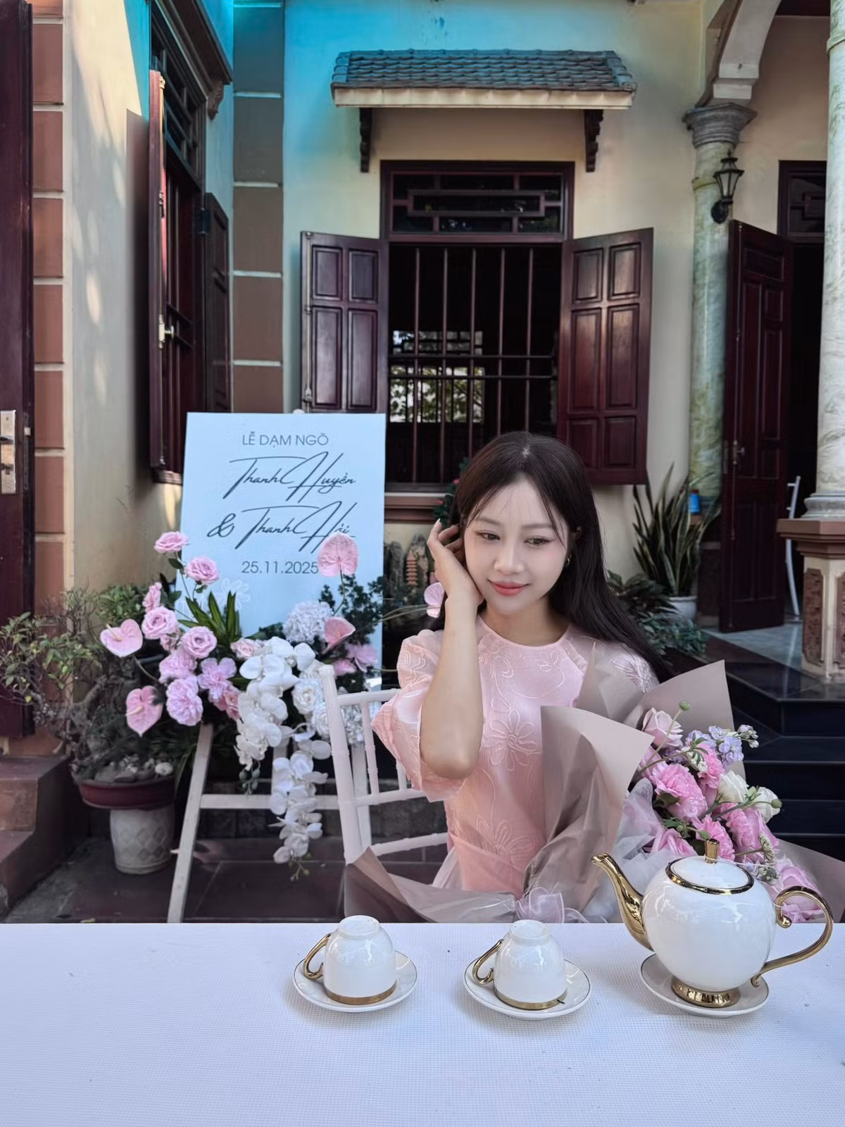 Trong những bức ảnh được đăng tải, Streamer Nắng rạng rỡ và dịu dàng trong tà áo dài màu hồng phớt, với họa tiết hoa tinh tế, tôn lên vẻ đẹp thuần khiết, dịu dàng.