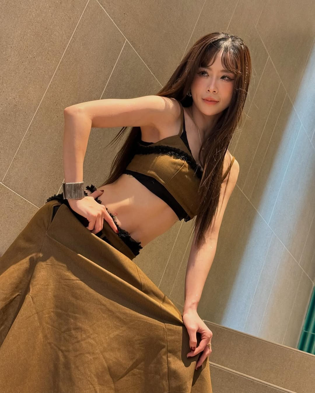 Với phong cách thời trang đa dạng từ trẻ trung, cá tính đến quyến rũ, mỗi bài đăng của "chị đẹp" luôn thu hút hàng chục nghìn lượt tương tác. (Ảnh: IGNV)