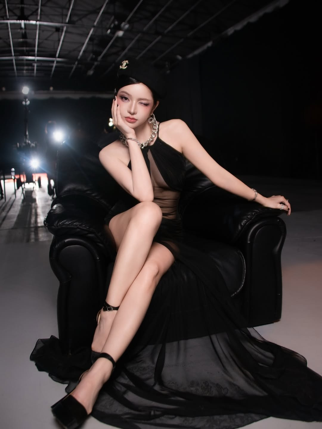 Dù chỉ là những bức ảnh hậu trường, nữ TikToker vẫn thể hiện phong thái tự tin, sang chảnh không thua kém bất kỳ người mẫu chuyên nghiệp nào. (Ảnh: IGNV)