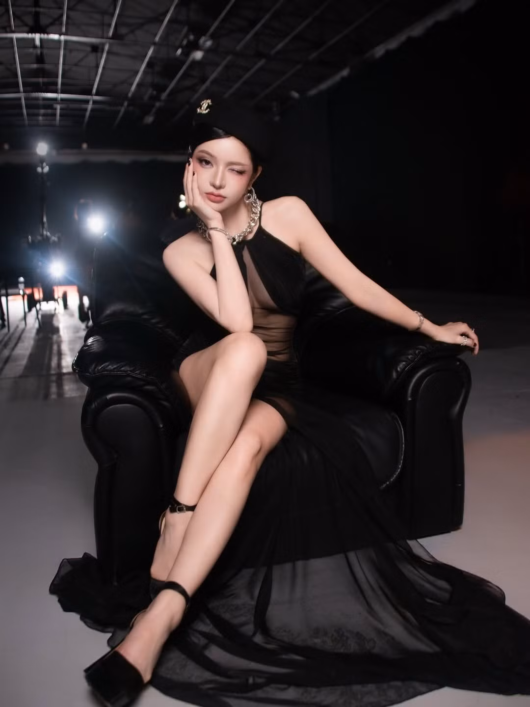 Dù chỉ là những bức ảnh hậu trường, nữ TikToker vẫn thể hiện phong thái tự tin, sang chảnh không thua kém bất kỳ người mẫu chuyên nghiệp nào. (Ảnh: IGNV)