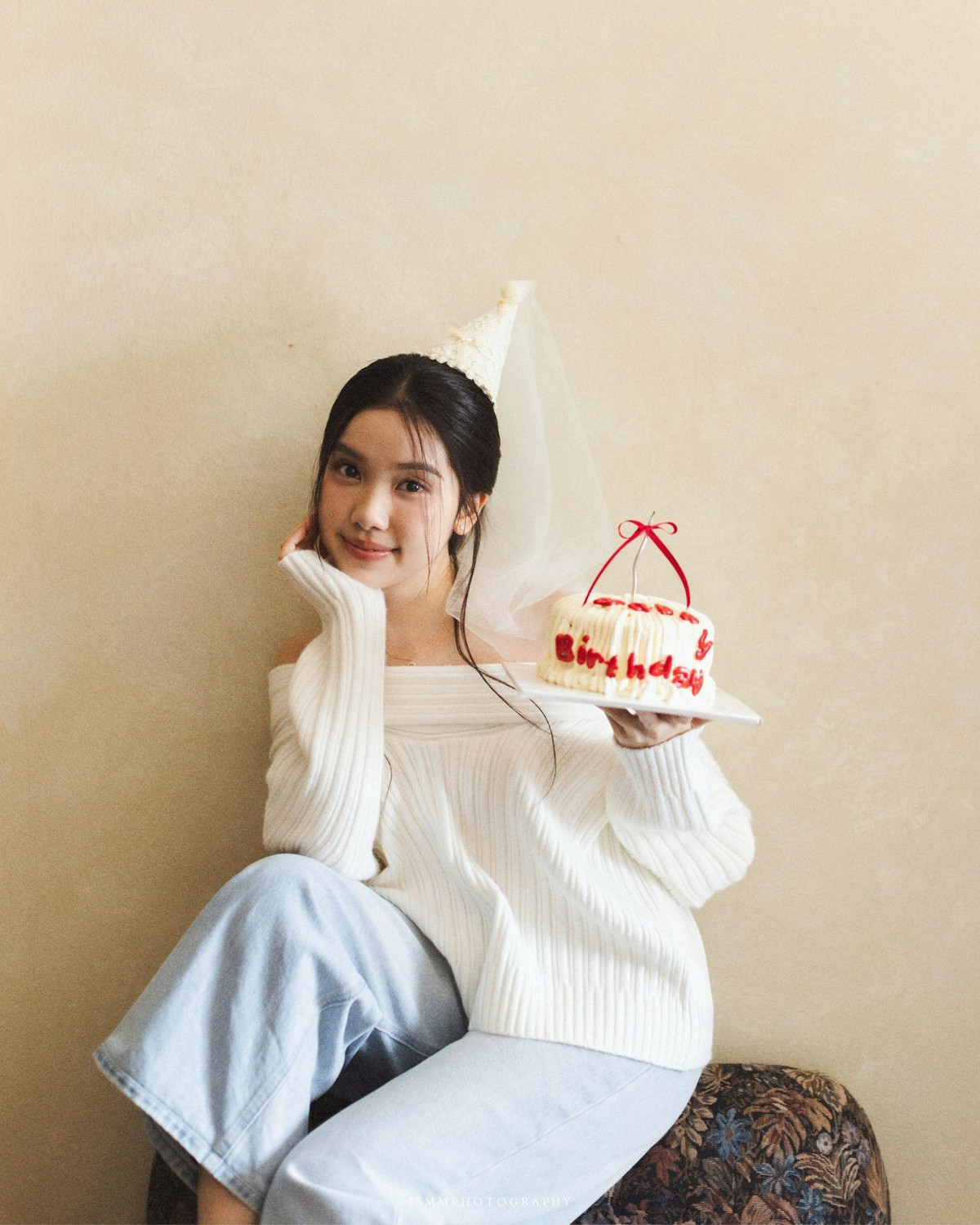 Không cần những bối cảnh sang chảnh, chính sự giản dị trong cách tạo dáng bên cạnh chiếc sofa cũ hay những góc phòng tràn ngập ánh nắng tự nhiên lại càng tôn lên vẻ đẹp "nàng thơ" của cô. (Ảnh: FBNV)