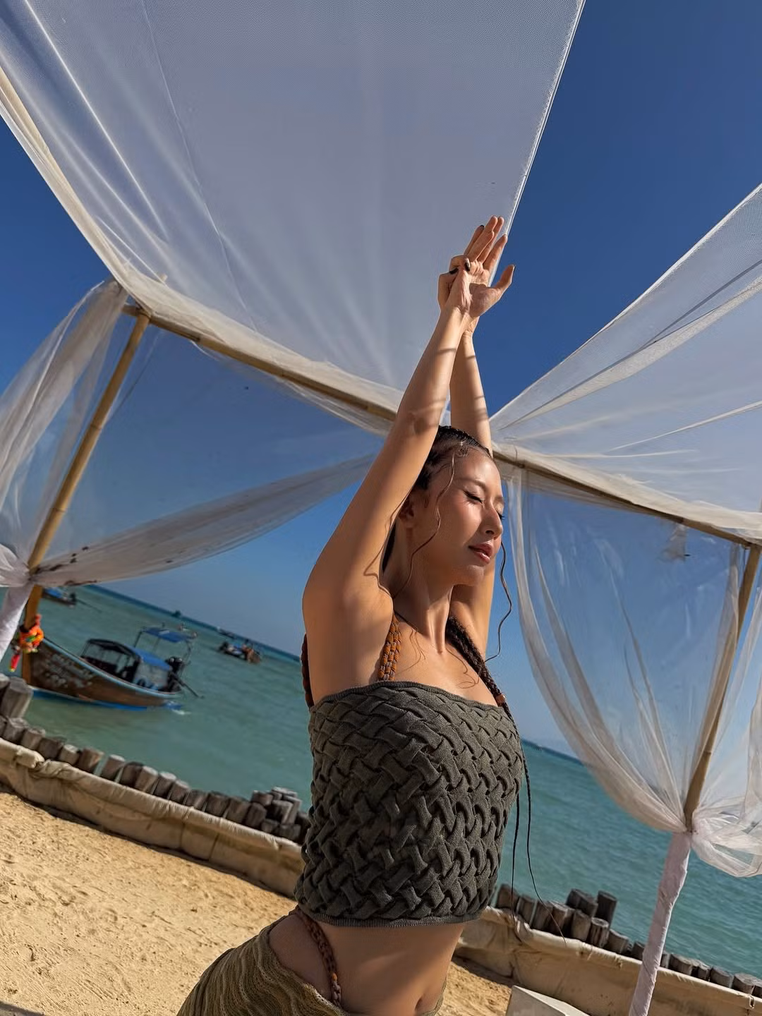 Dù là những bức ảnh tạo dáng dưới hàng dừa, bên bờ cát trắng, hay selfie khoe cận cảnh gương mặt xinh đẹp rạng rỡ, Quỳnh Anh Shyn đều thể hiện thần thái tự tin, quyến rũ và tràn đầy sức sống. (Ảnh: IGNV)