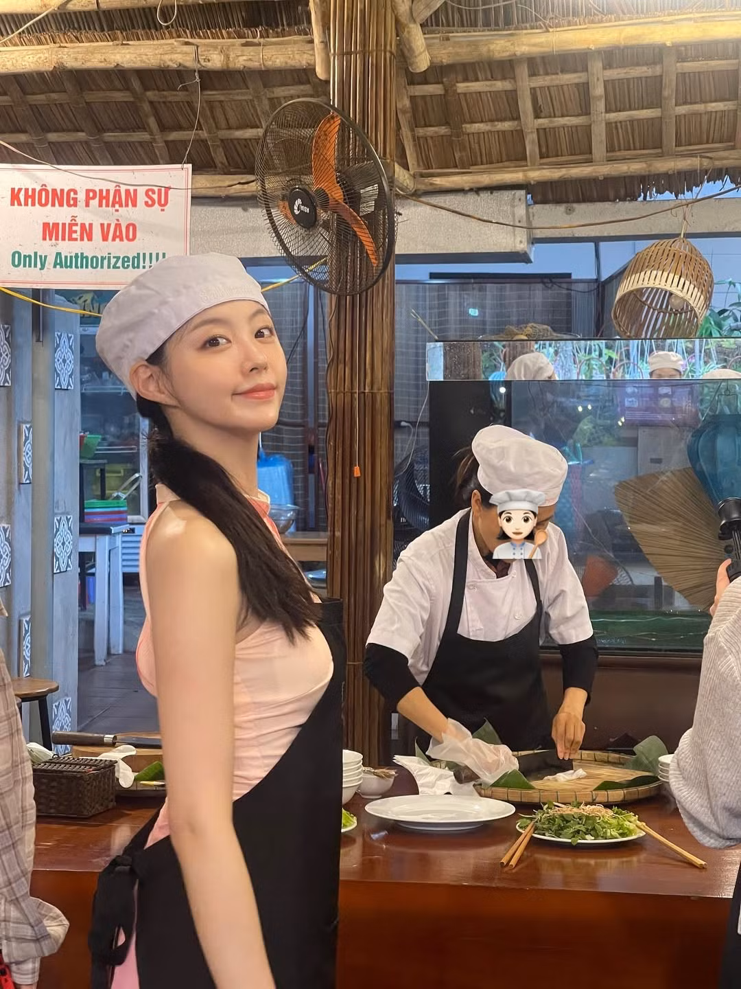 Bên cạnh đó, cô nàng cũng chia sẻ những khoảnh khắc trải nghiệm ẩm thực Việt khi ghé thăm các khu chợ truyền thống, hay thưởng thức những món ăn khác nhau tại Đà Nẵng. (Ảnh: IGNV)