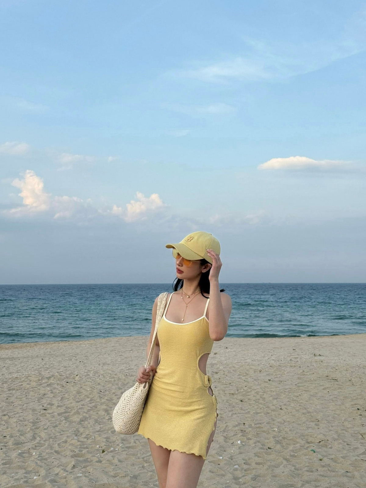 Chiếc váy màu vàng nhạt với những đường cắt xẻ tinh tế ở eo và đùi đã giúp nữ diễn viên khoe trọn vòng eo con kiến và đôi chân dài thon gọn. (Ảnh: IGNV)