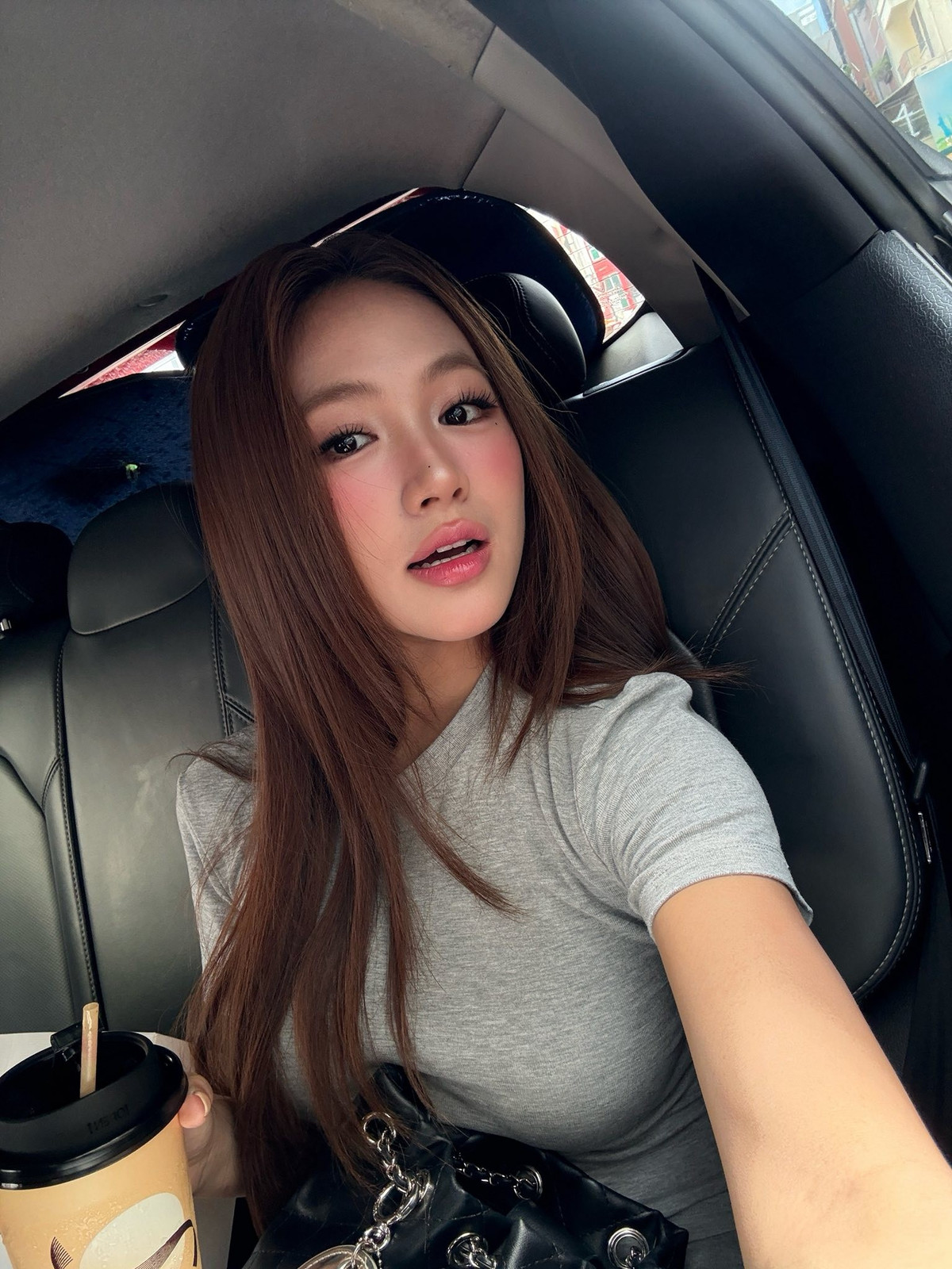 Cô nàng đã thành công trong việc truyền tải nguồn năng lượng tích cực, tươi mới, đồng thời khẳng định sức hút của mình trong nhiều hình tượng khác nhau. (Ảnh: FBNV)