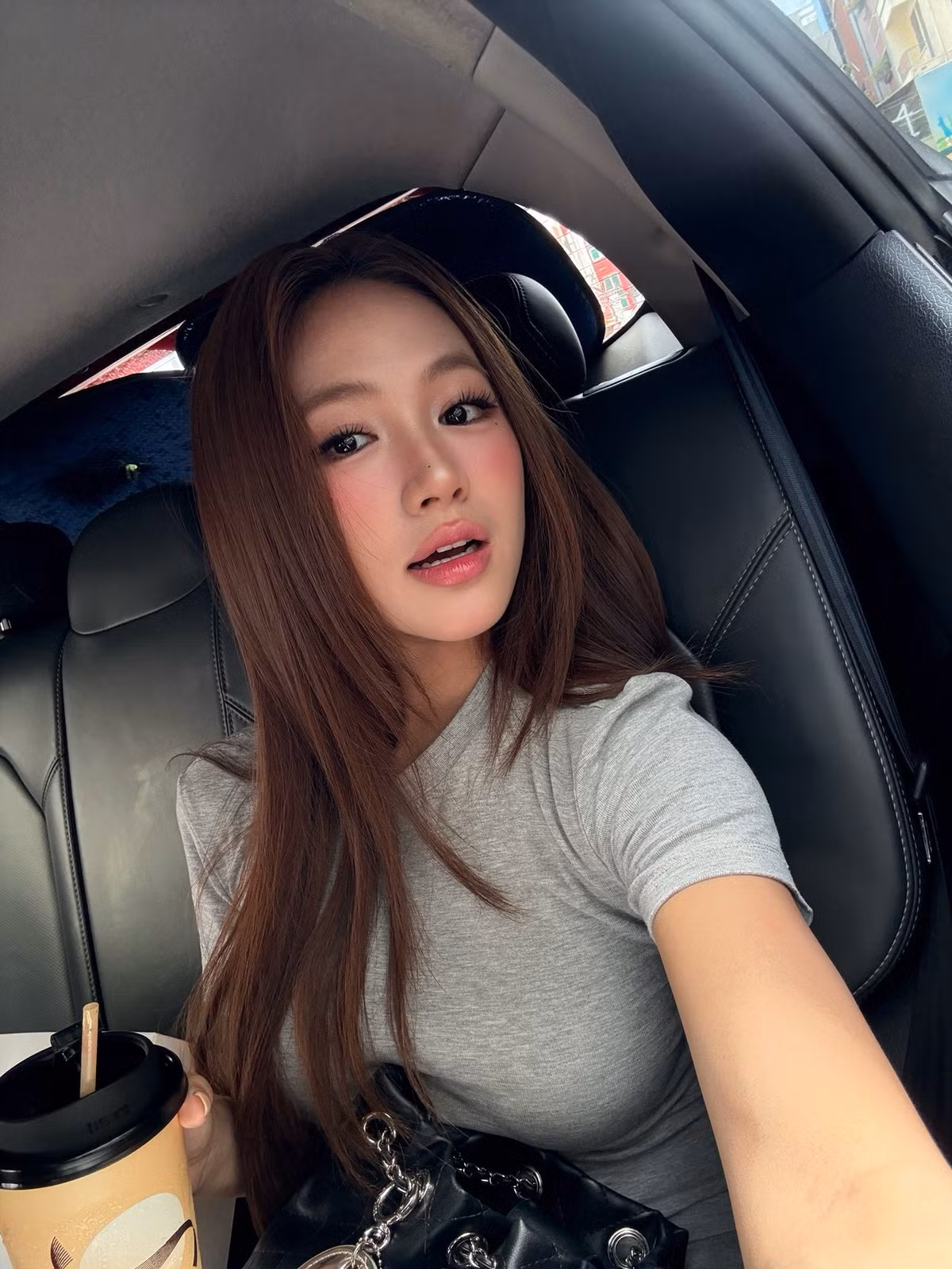 Cô nàng đã thành công trong việc truyền tải nguồn năng lượng tích cực, tươi mới, đồng thời khẳng định sức hút của mình trong nhiều hình tượng khác nhau. (Ảnh: FBNV)