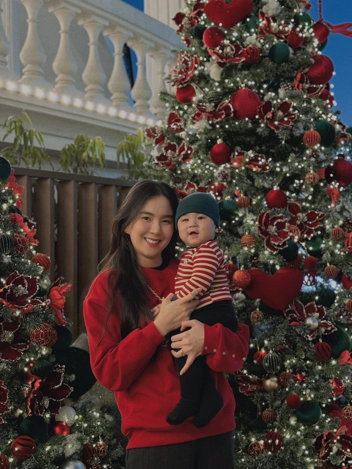 Dù luôn kín tiếng về đời tư, nhưng nhìn cách Mai Ngọc âu yếm, cưng nựng và ánh mắt tràn đầy tình yêu thương dành cho bé, người hâm mộ đều cảm nhận được niềm hạnh phúc viên mãn của cô ở thời điểm hiện tại. (Ảnh: FBNV)