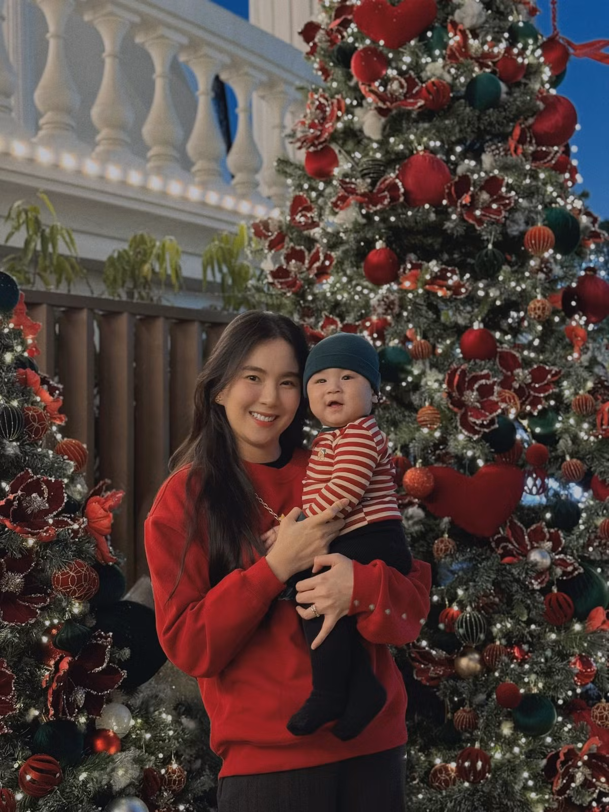 Dù luôn kín tiếng về đời tư, nhưng nhìn cách Mai Ngọc âu yếm, cưng nựng và ánh mắt tràn đầy tình yêu thương dành cho bé, người hâm mộ đều cảm nhận được niềm hạnh phúc viên mãn của cô ở thời điểm hiện tại. (Ảnh: FBNV)