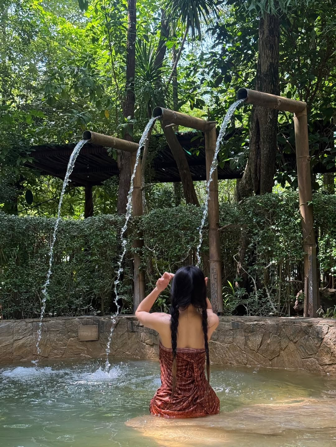 Cô tạo dáng dưới làn nước trong vắt, với ánh nắng len lỏi qua những tán cây xanh mát. Dù chiếc khăn được quấn kín đáo hơn bikini, nhưng một số góc chụp và những khoảnh khắc cô ngâm mình dưới nước với trang phục ướt đẫm đã gây nên nhiều tranh cãi.