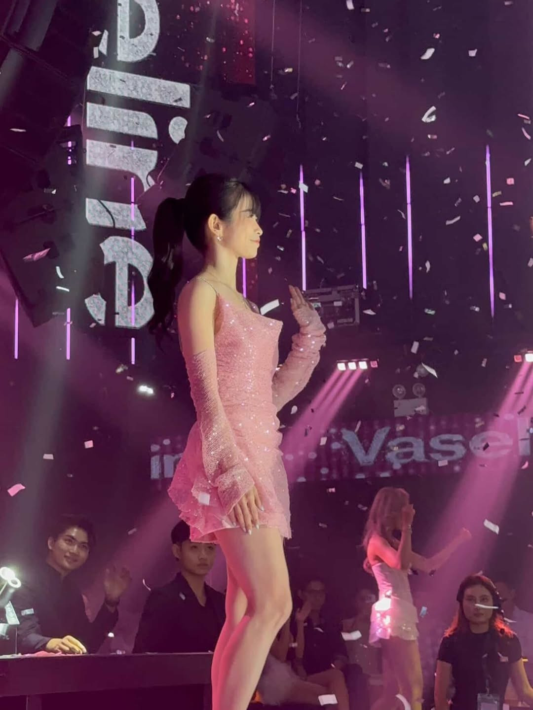 Nữ vận động viên hoàn thiện set đồ bằng một chiếc túi xách cầm tay màu hồng pastel và giày cao gót màu trắng kem, tất cả đều hài hòa với tông màu chủ đạo của trang phục. (Ảnh: IGNV)